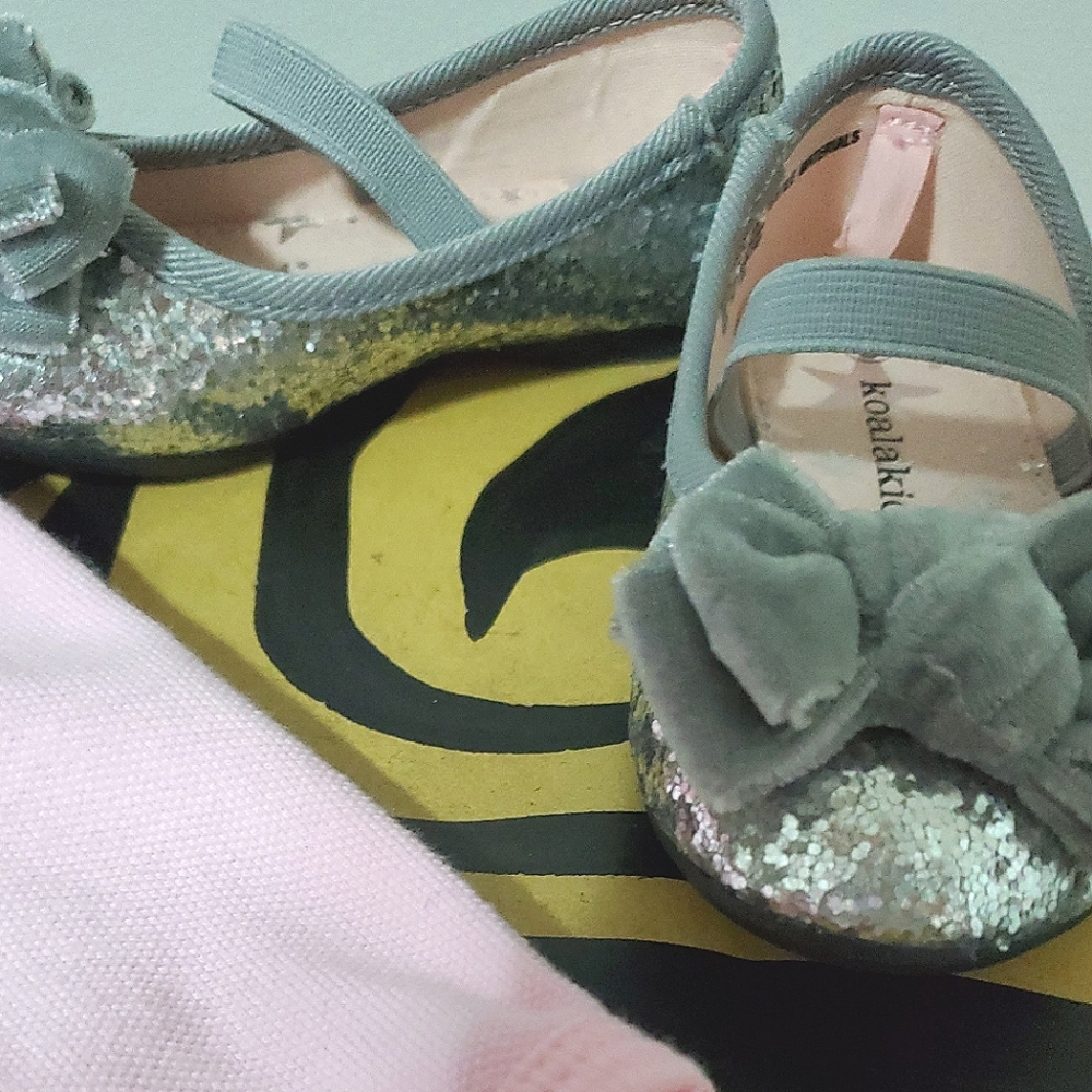 Baby girl's silver sparkle dress shoe with velvet bow in sz. 6 mo.
